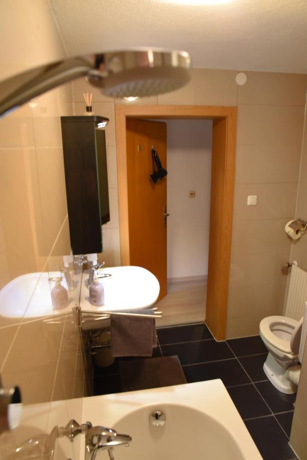 80 M2 Haushaelfte, 3 Zimmer, Parkplaetze, Bis 6 Pers Apartment Wängle Exterior foto